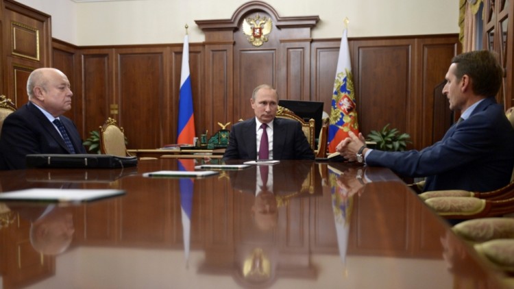 Владимир Путин предлагает Михаилу Фрадкову и Сергею Нарышкину перейти на новую работу. Фото: Reuters / Scanpix