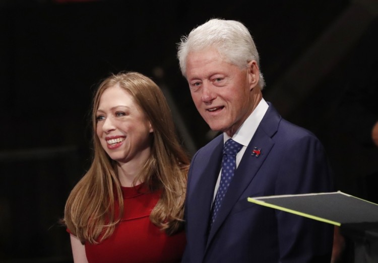 Семья Хиллари Клинтон — муж Билл и дочь Челси — также много сил вложили в эту кампанию. Фото: Reuters / Scanpix