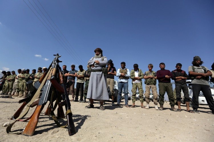 Представители сирийских повстанцев во время молитвы. Фото: Reuters / Scanpix