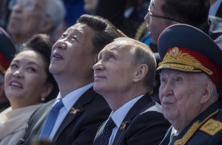 Лидеры Китая и России на Красной площади в Москве во время парада в День Победы. Фото Reuters/Scanpix
