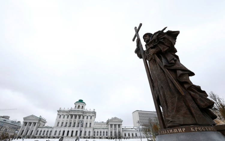 Вид на статую со стороны Кремля. Фото: Reuters / Scanpix
