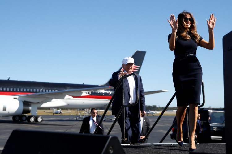 Дональд Трамп с супругой Меланьей прибывают в Северную Каролину. Фото: Reuters / Scanpix