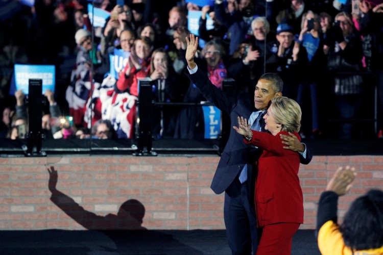Барак Обама и Хиллари Клинтон на финальном предвыборном митинге в Филадельфии 7 ноября. Фото: Reuters / Scanpix