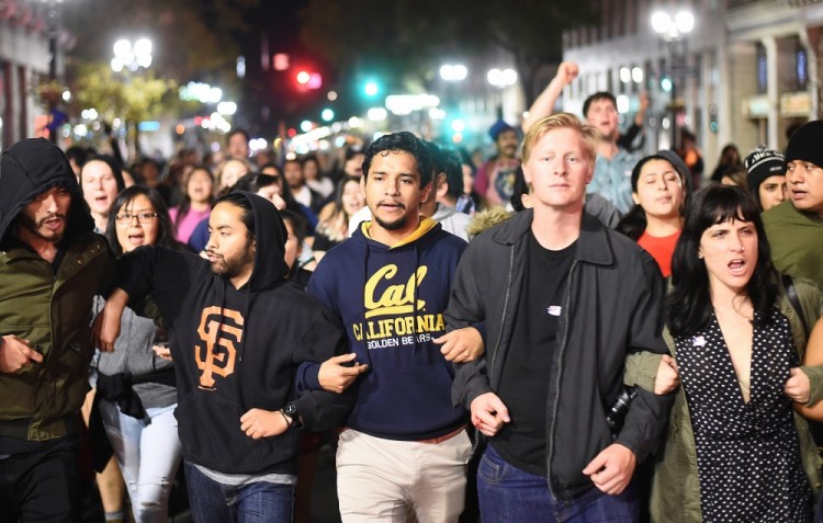 Протестующие в против победы Дональда Трампа на выборах президента США в Окленде, штат Калифорния. Фото REUTERS/Scanpix