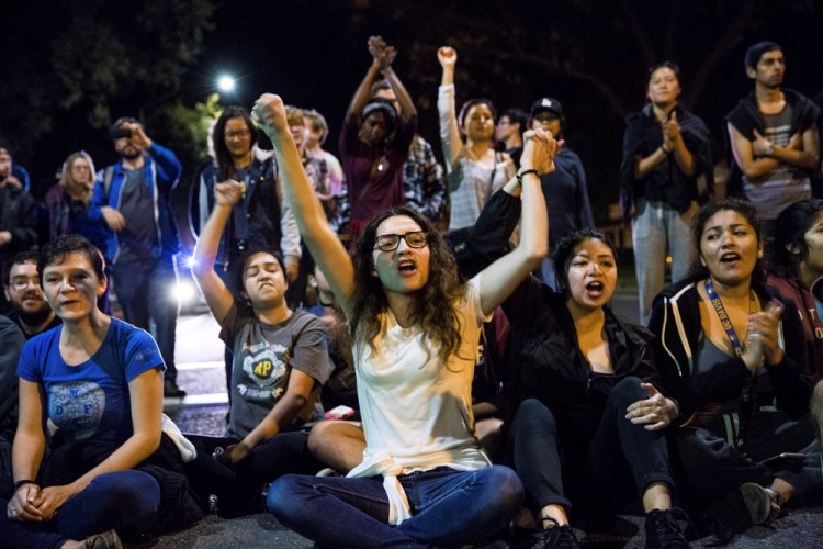 Студенты Калифорнийского университета протестуют против итогов выборов президента США. Фото REUTERS/Scanpix