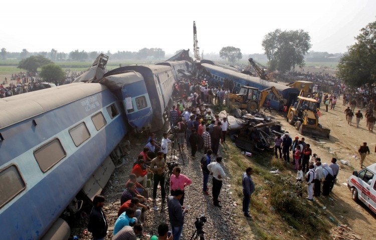 Rescue workers search for survivors at the site of a train derailment in Pukhrayan, south of Kanpur city, India November 20, 2016. REUTERS/Jitendra Prakash     TPX IMAGES OF THE DAY