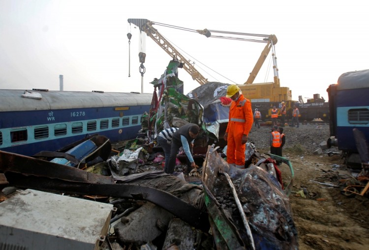 Rescue workers search for survivors at the site of Sunday's train derailment in Pukhrayan, south of Kanpur city, India November 21, 2016. REUTERS/Jitendra Prakash