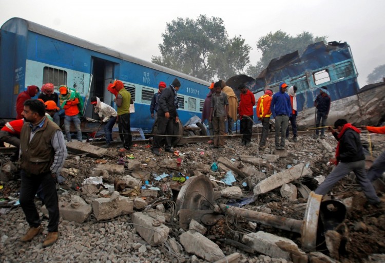 Rescue workers search for survivors at the site of Sunday's train derailment in Pukhrayan, south of Kanpur city, India November 21, 2016. REUTERS/Jitendra Prakash