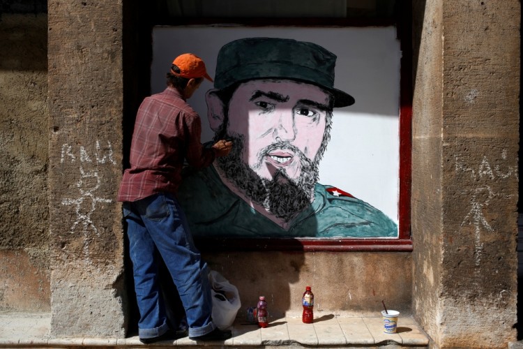 A local artist paints a portrait of Fidel Castro in front of a shop in downtown Havana, following the announcement of the death of the Cuban revolutionary leader, in Cuba November 27, 2016. REUTERS/Stringer  FOR EDITORIAL USE ONLY. NO RESALES. NO ARCHIVES