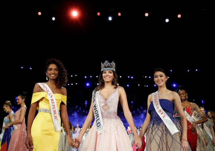 Winner of Miss World Miss Puerto Rico Stephanie Del Valle (C) stands with first runner up Miss Dominican Republic Yaritza Miguelina Reyes Ramirez (L) and second runner up Miss Indonesia Natasha Mannuela during the Miss World 2016 Competition in Oxen Hill, Maryland, U.S., December 18, 2016.      REUTERS/Joshua Roberts