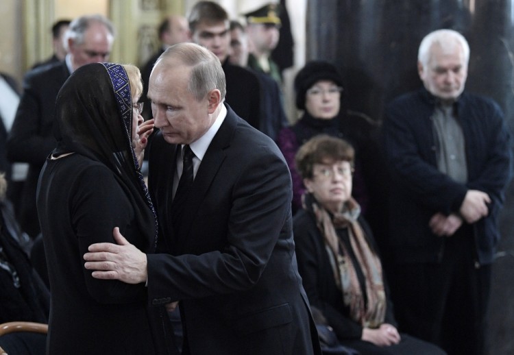 Russian President Vladimir Putin and widow of Russia's ambassador to Turkey Andrei Karlov Marina, attend a memorial ceremony held for her husband, who was shot dead by an off-duty policeman while delivering a speech in an Ankara art gallery on December 19, in Moscow, Russia December 22, 2016. Sputnik/Kremlin/Alexei Nikolskyi via REUTERS ATTENTION EDITORS - THIS IMAGE WAS PROVIDED BY A THIRD PARTY. EDITORIAL USE ONLY.