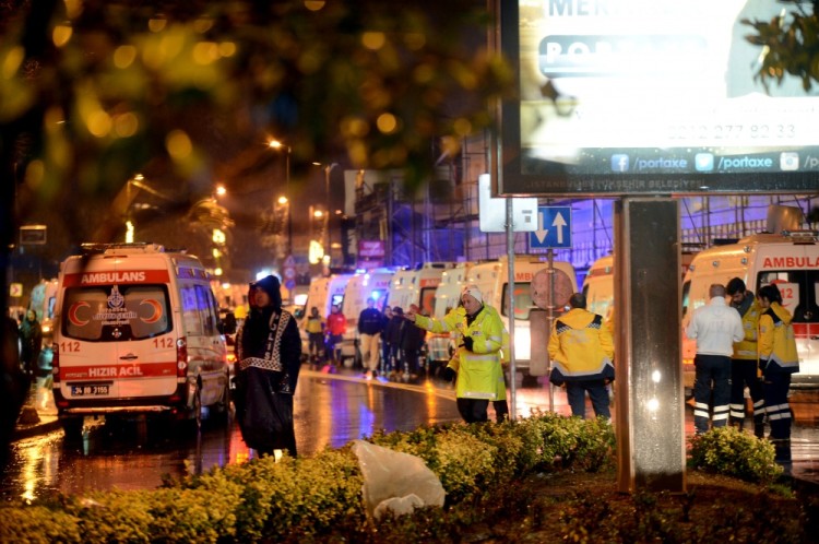 Очередь из автомашин Скорой помощи перед зданием ночного клуба откуда эвакуируют погибших и раненых. Фото REUTERS/Scanpix