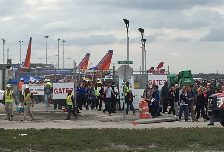 Эвакуация пассажиров в аэропорту Флориды. Фото REUTERS/Scanpix