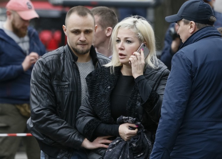 Мария Максакова на месте гибели мужа — Дениса Вороненкова. Фото REUTERS/Scanpix