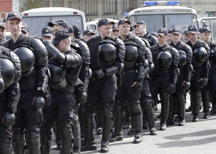 Полиция на несанкционированной акции «Надоел» в Москве. Фото Reuters/Scanpix