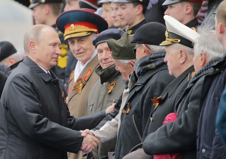 Moscow - Russia - 09/05/2017 - Russian President Vladimir Putin shakes hands with veterans after the the Victory Day military parade marking the World War II anniversary at Red Square in Moscow. REUTERS/Yuri Kochetkov/Pool