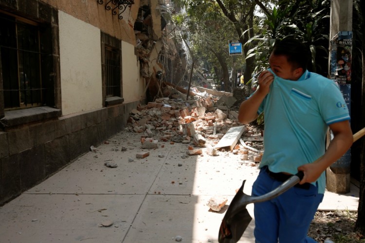 A man reacts near a damaged building after an earthquake hit Mexico City, Mexico September 19, 2017. REUTERS/Carlos Jasso