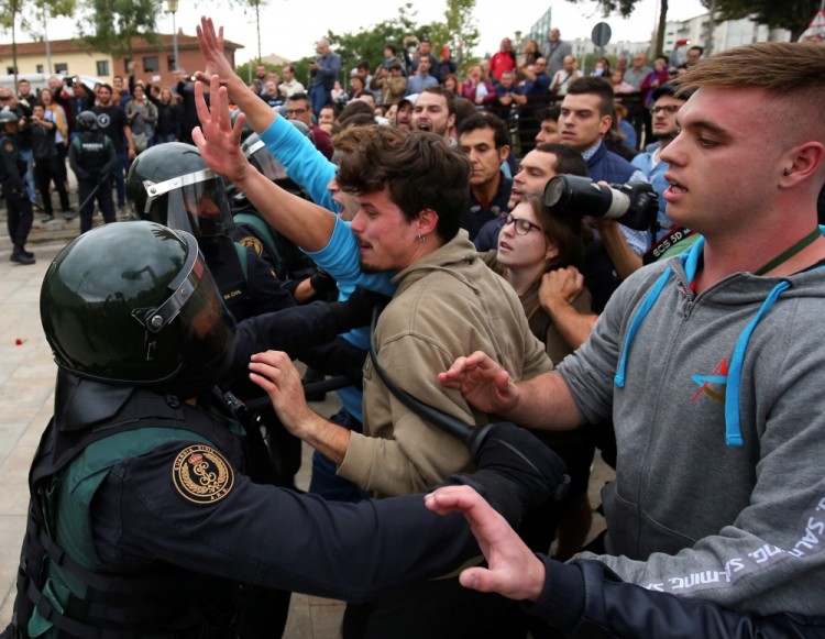 Scuffles break out between a crowd and Spanish Civil Guard officers at a polling station for the banned independence referendum where Catalan President Carles Puigdemont was supposed to vote in Sant Julia de Ramis, Spain October 1, 2017. REUTERS/Albert Gea