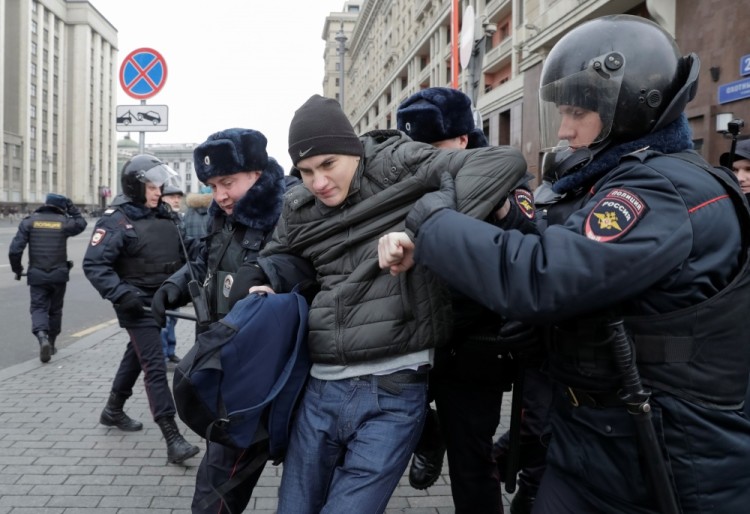 Задержание на несанкционированной акции «5.11.2017» в Москве. Фото Reuters/Scanpix
