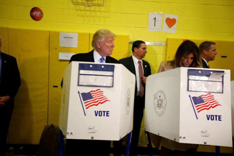 Дональд Трамп с супругой на избирательном участке 8 ноября 2016 года. Фото: REUTERS