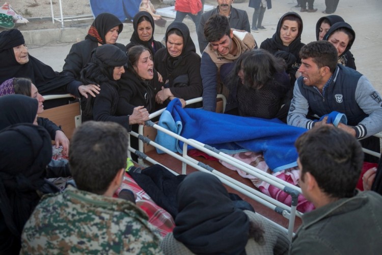 People react next to a dead body following an earthquake in Sarpol-e Zahab county in Kermanshah, Iran November 13, 2017. REUTERS/Tasnim News Agency  ATTENTION EDITORS - THIS PICTURE WAS PROVIDED BY A THIRD PARTY.     TPX IMAGES OF THE DAY