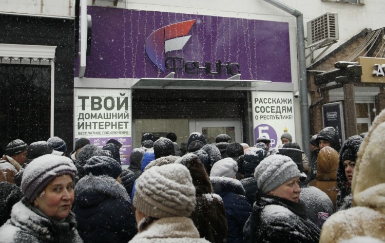 Очередь перед офисом местного мобильного оператора «Феникс» в Донецке,  15 января 2018 года. Фото Reuters/Scanpix