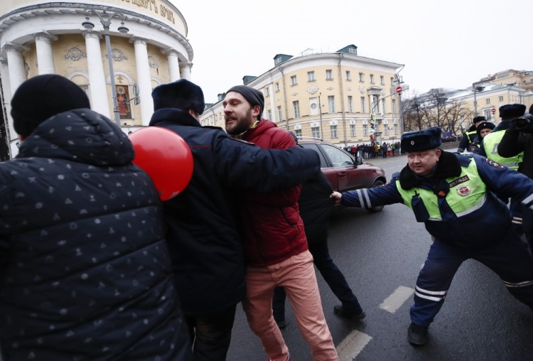 Полицейские заставляют протестующих уйти с проезжей части. Москва, 28 января. Фото: REUTERS/Scanpix