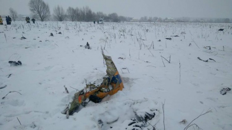 Обломок самолета на месте падения Ан-148. Фото Reuters/Scanpix