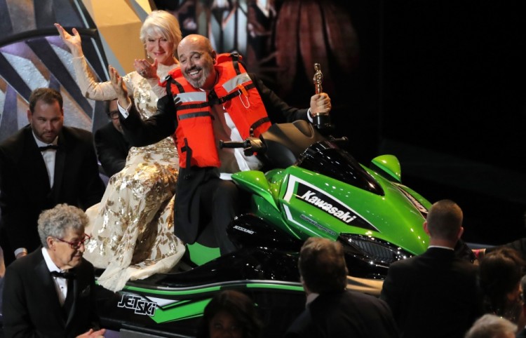 Победитель в номинации за лучшие костюмы Марк Бриджес и актриса Хелен Миррен «заехали» в зал на jet ski. Фото REUTERS/Scanpix