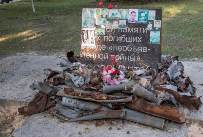 Памятник «Жертвам необъявленной войны» в Авдеевке сделан из обломков «Града» и осколков артиллерийских снарядов.