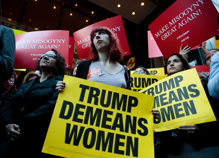 Акция протеста у здания Трамп-тауэр. На плакатах: «Трамп унижает женщин». Фото AFP/Scanpix