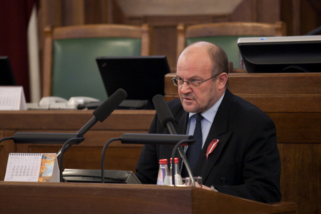 Янис Адамсонс на трибуне парламента. Фото: Saeima / Flickr