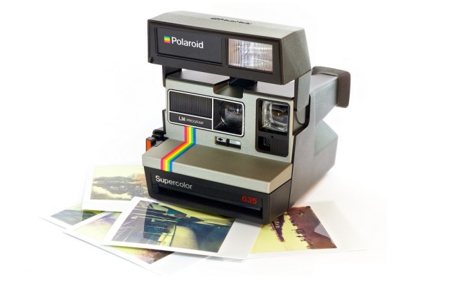 Камера Polaroid и ее квадратные фотографии. Фото: davidgsteadman / Flickr