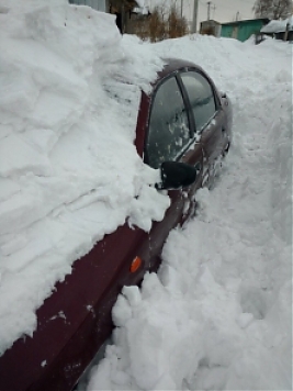 Иномарка должника в снегу. Фото: управление ФССП по Кемеровской области