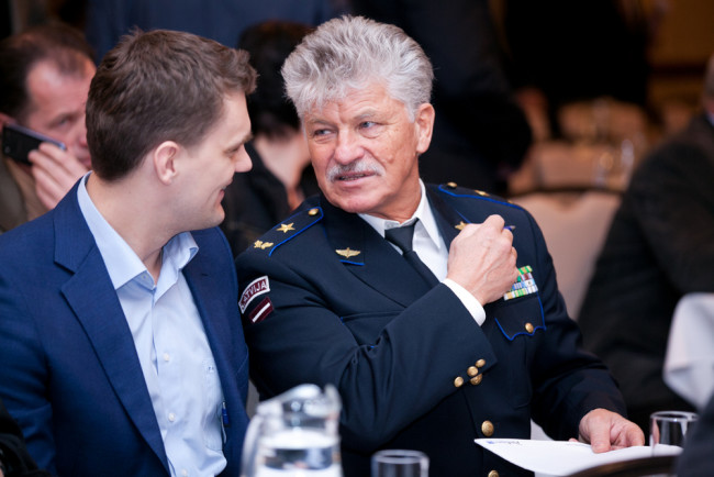 Генерал Карлис Креслиньш (справа). Фото: Saeima / Flickr
