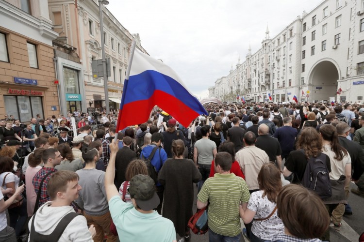 epa06024183 Participants of an unauthorized opposition rally gather in Tverskaya street in central Moscow, Russia, on Russia Day, 12 June 2017. Russian liberal opposition leader and anti-corruption blogger Alexei Navalny has called his supporters to hold a protest in Tverskaya Street, which leads to the Kremlin, instead of the authorized by Moscow officials Sakharov avenue. Changing the location may provoke clashes with the police.  EPA/YURI KOCHETKOV