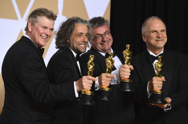 Ричард Хувер, Пол Ламберт, Джерд Нефзер и Джон Нельсон, победители в номинации за «Лучшие визуальные эффекты» – «Бегущий по лезвию 2049». Фото /Invision/AP/Scanpix