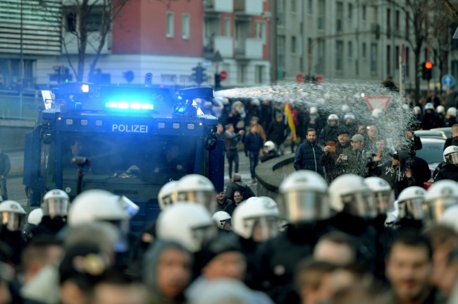 ПОлиция использует водометы для разгона акциии протеста в Кельне 9 января. Фото AFP/Scanpix