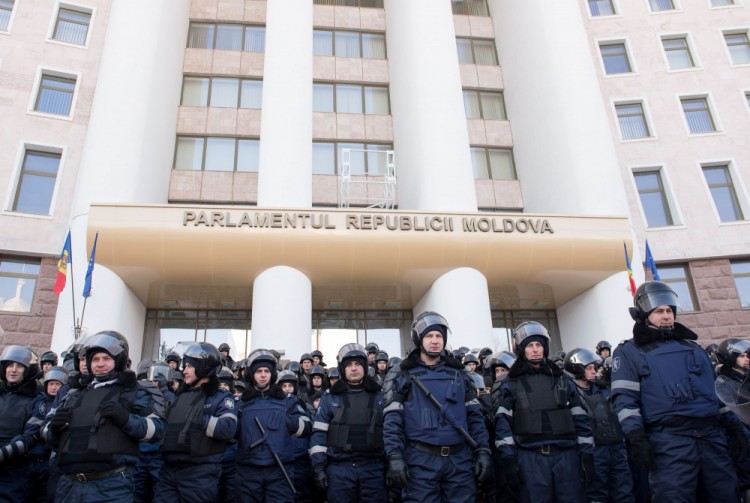 Полиция у здания парламента во время протестов в январе 2016 года. Фото: AFP / Scanpix