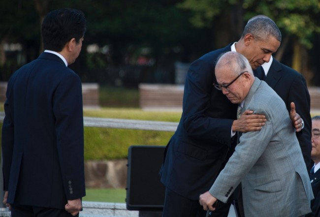  Барак Обама с выжившим при атомной бомбардировке Хиросимы мужчиной. Фото AFP PHOTO / Scanpix