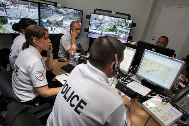 Французские полицейские наблюдают за фанатами. Фото AFP/Scanpix