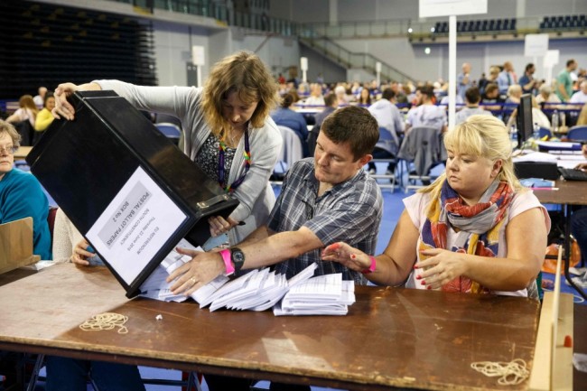 Подсчет голосов в Шотландии на референдуме о членстве Великобритании в ЕС. Фото AFP/Scanpix