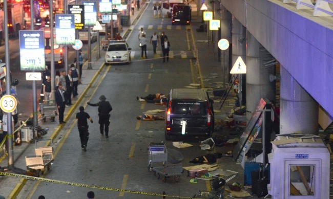 Аэропорт Стамбула после нападения террористов. Фото: ILHAS NEWS AGENCY / AFP / Scanpix