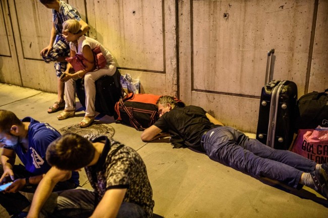 Пассажиры были эвакуированы из аэропорта после взрывов. Фото AFP PHOTO/ Scanpix