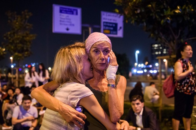 Пострадавшая во время терактов в аэропорту Стамбула. Фото AFP PHOTO/ Scanpix