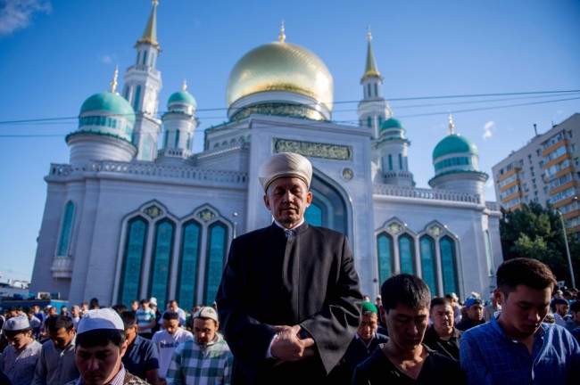 Утренний намаз около Московской соборной мечети. Фото AFP PHOTO / Scanpix