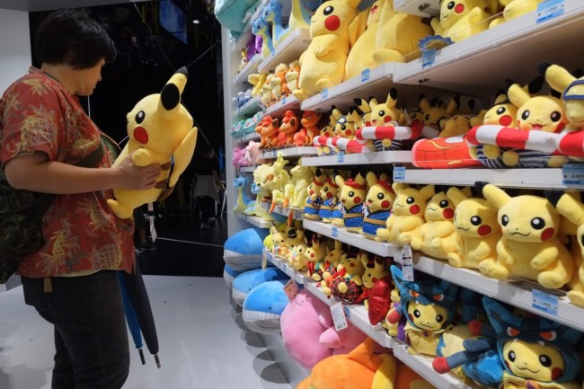 Покемоны на прилавке магазина в Токио. Фото AFP/Scanpix
