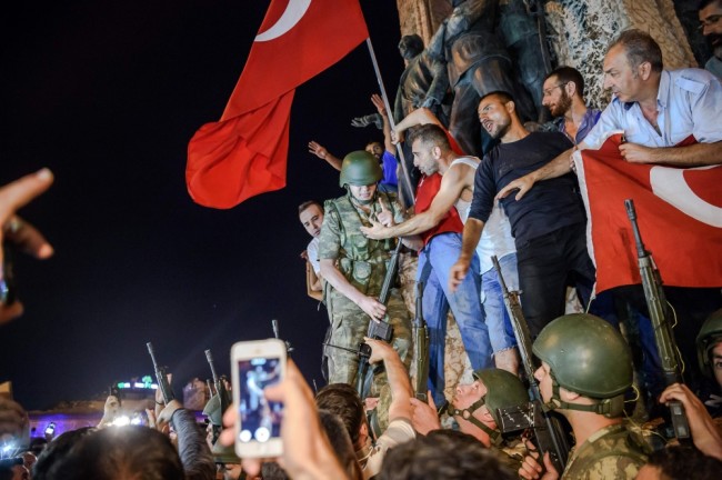 Турецкие солдаты и жители Стамбула, протестующие против переворота на площади Таксим. Фото AFP/Scanpix