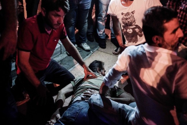 Пострадавший после столкновений на площади Таксим в Стамбуле. Фото AFP/Scanpix