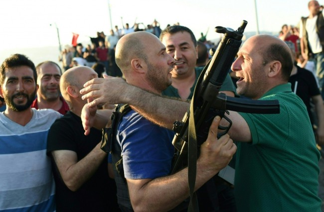 Сторонники Эрдогана поздравляют друг друга с победой, 16 июля 2016 года. Фото AFP/Scanpix